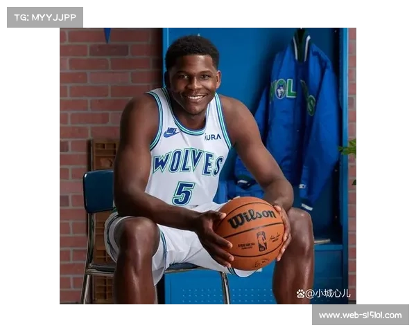 爱德华兹万分里程碑时刻，森林狼更衣室庆祝画面